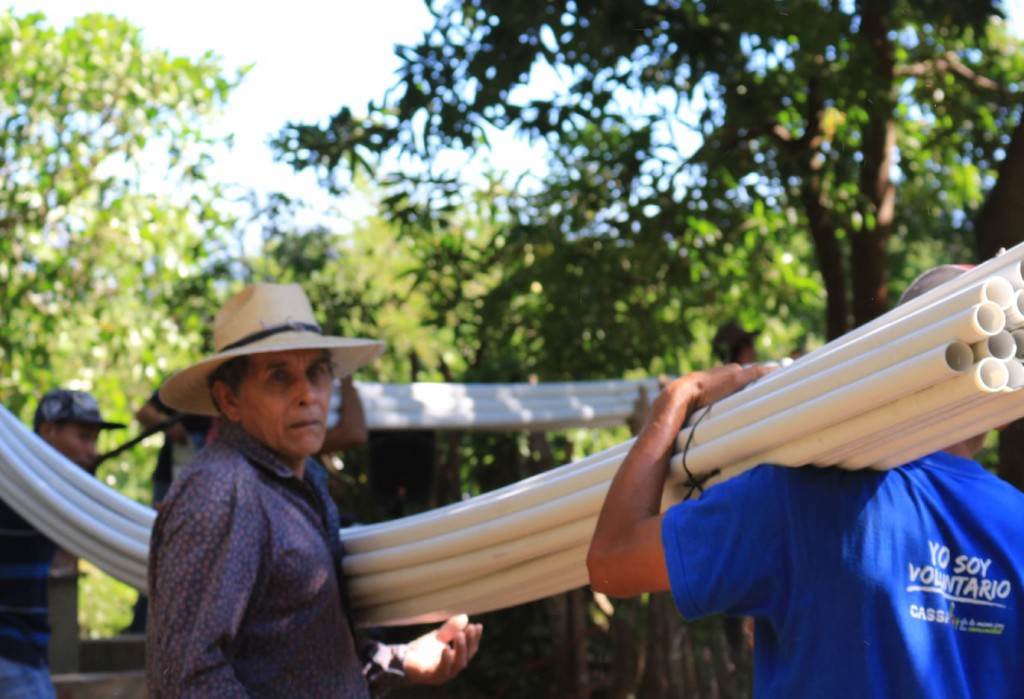 Líderes comunitarios realizan voluntariado para la construcción de un proyecto de agua en Tonalá