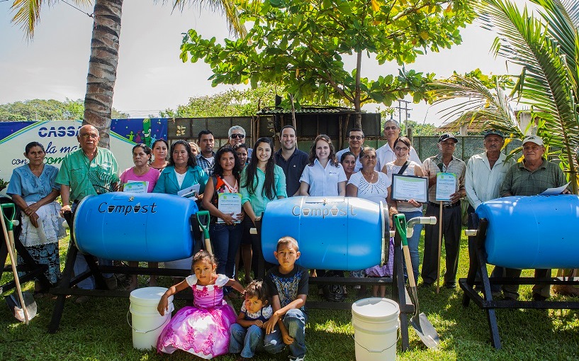 Glenda junto a las familias beneficiadas con quienes ejecutó su proyecto de compostaje en Sonsonate.