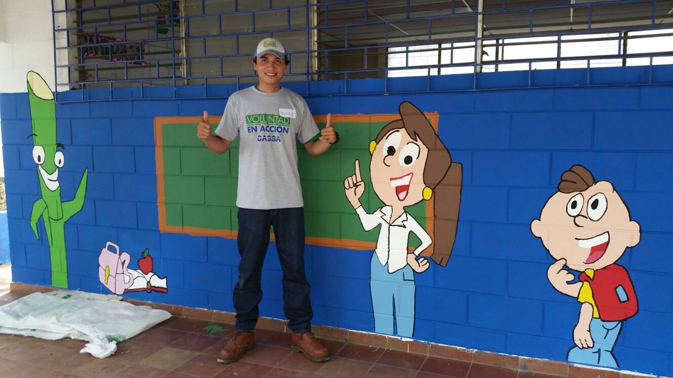 Pintando murales en el Centro Escolar El Sunza durante una jornada de voluntariado para el programa de Responsabilidad Social de CASSA, Aliados de la Comunidad.