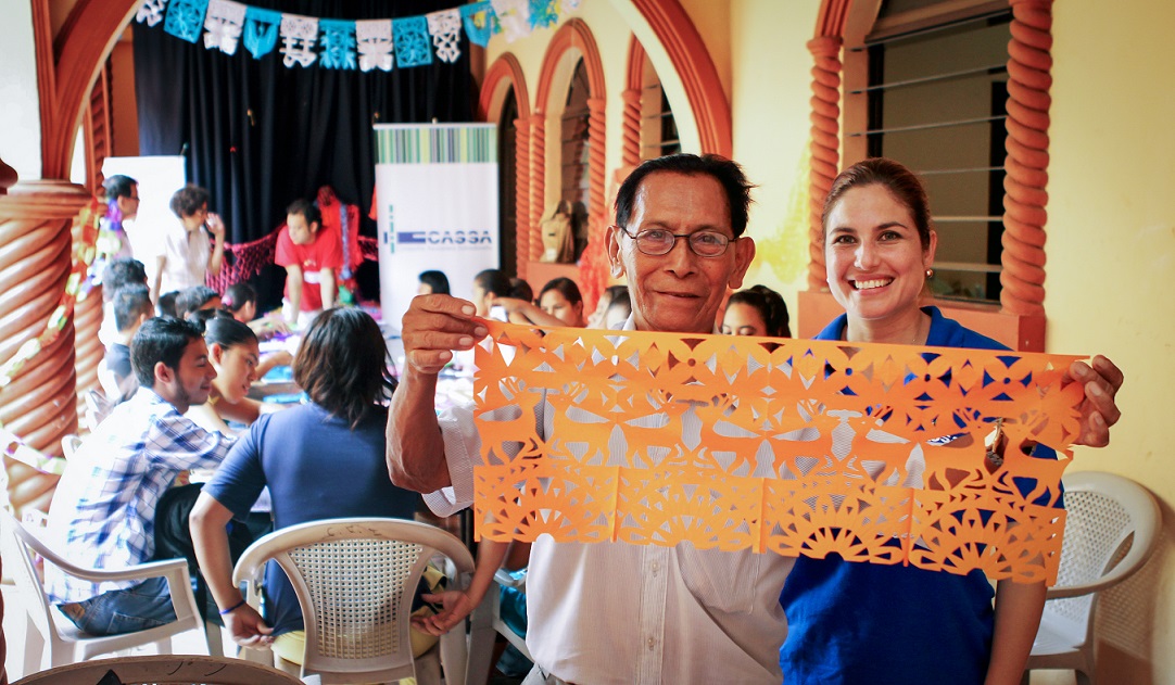 Don Manuel Pasasin, artista de papel picado, y Fermina Cárdenas, Gerente de Relaciones Corporativas de Grupo CASSA, durante un taller patrocinado por dicha empresa.