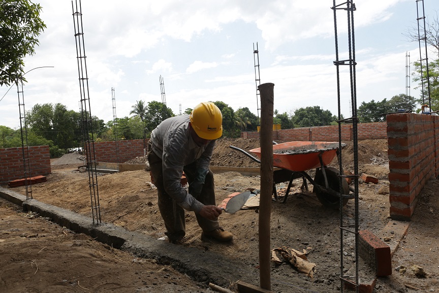 Habitante de la comunidad Tonalá colabora en la construcción de la Casa Comunal de dicho lugar, la cual será inaugurada en las próximas  semanas.