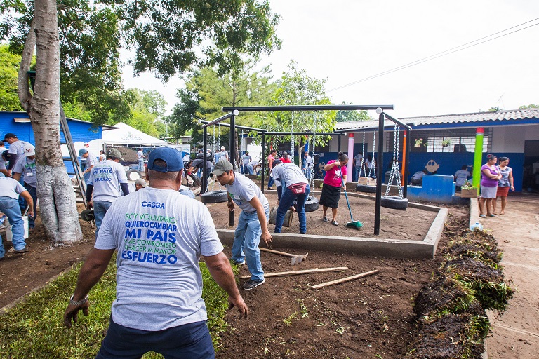 Voluntarios de la comunidad El Sunza y de Grupo CASSA trabajaron juntos en la remodelación de la parvularia del Centro Escolar El Sunza, para que los infantes tengan espacios de convivencia dignos.