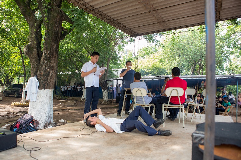 Los alumnos del Complejo Educativo Cantón Tonalá durante el ensayo de una obra de Salarrué.