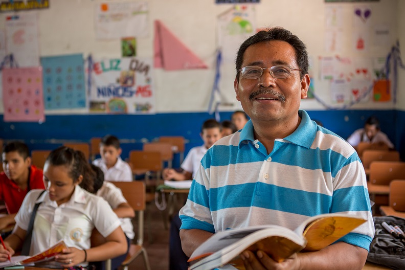 Don Manuel Hernández, docente del Complejo Educativo Cantón Tonalá, es un amante de la literatura.