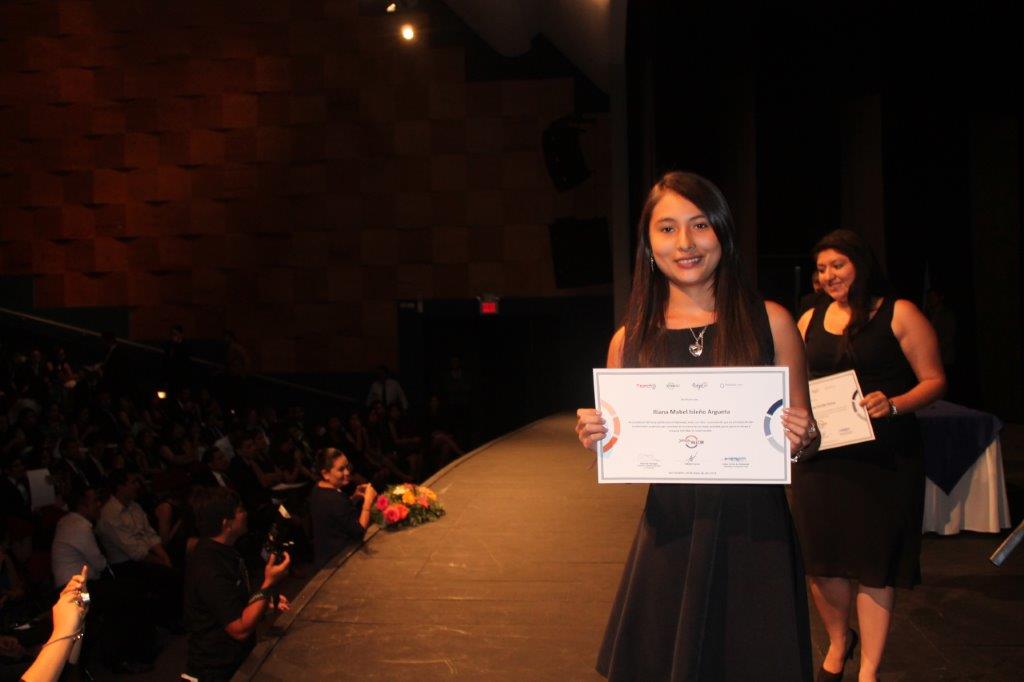 Mabel Isleño, hija de Don Orlando Isleño, el día en que recibió su diploma del programa "Joven con Valor". Ella también se graduó del Centro Supérate CASSA San Miguel.