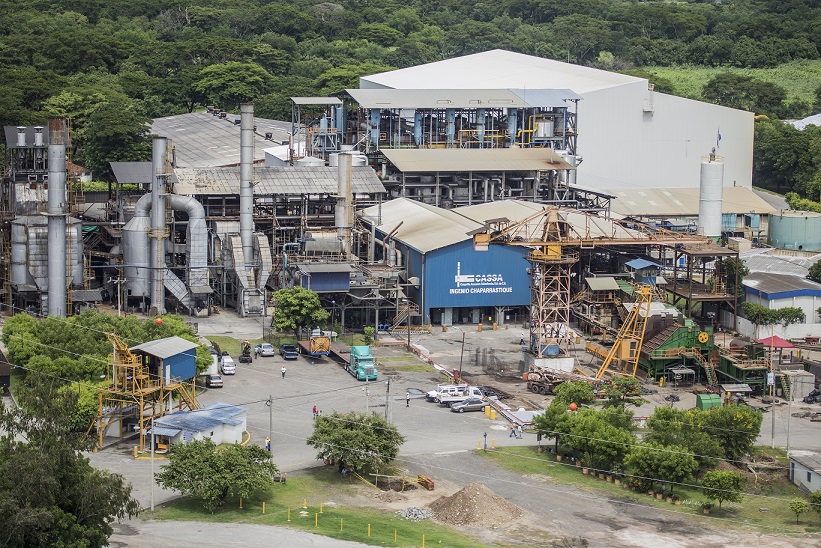 Vista frontal de la planta procesadora de caña de azúcar en Ingenio Chaparrastique.