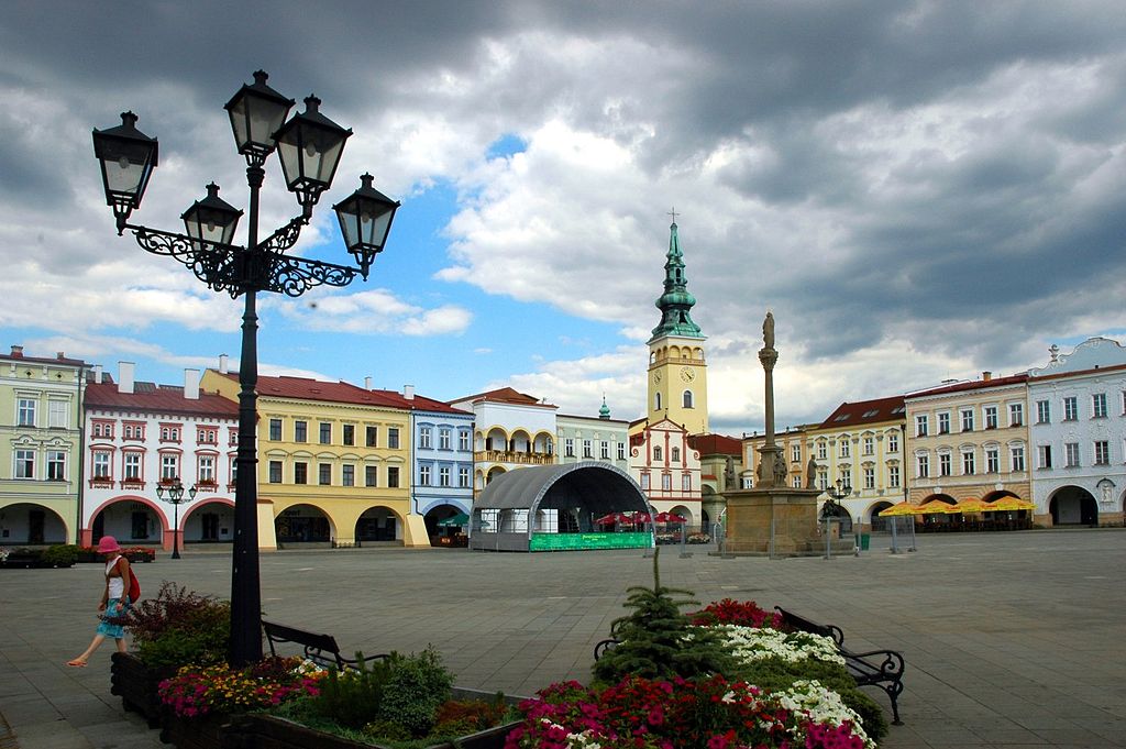 Vista de la plaza central de Nový Jičín, la ciudad natal de Milan Klimo. Imagen tomada de Wikipedia (By Mikko Virtaperko - Own work, CC BY-SA 3.0, https://commons.wikimedia.org/w/index.php?curid=967667)