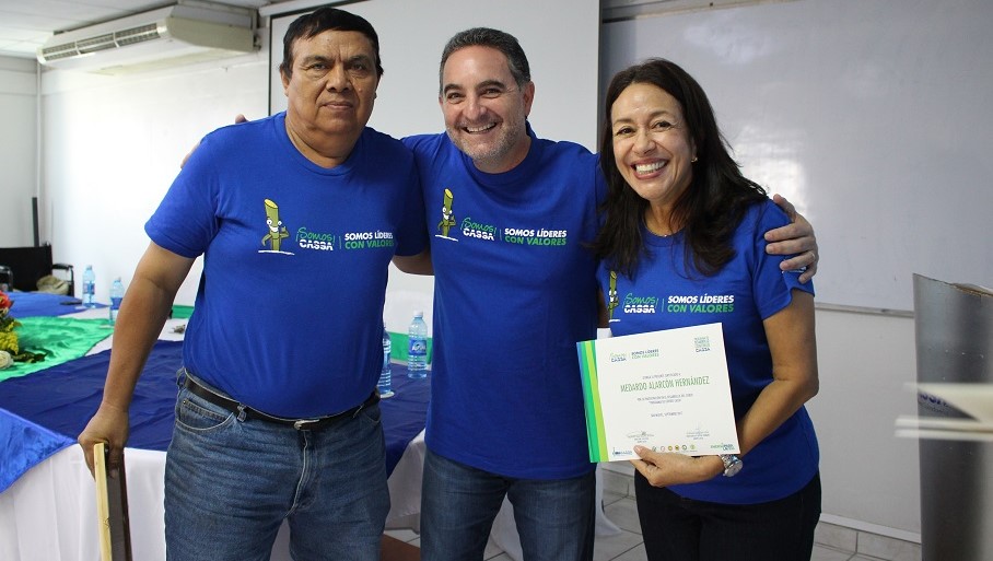 Don Medardo Alarcón durante la clausura del Taller de Líderes CASSA, junto al Director Ejecutivo y la Directora de Capital Humano de la empresa.