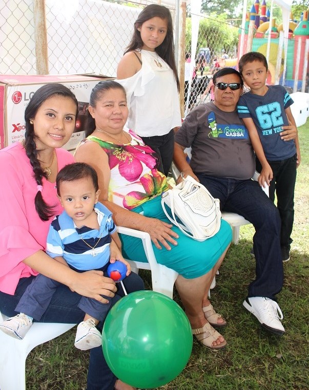 Don Medardo junto a su esposa, su hija y 3 nietos en la inauguración de los Intramuros 2018.