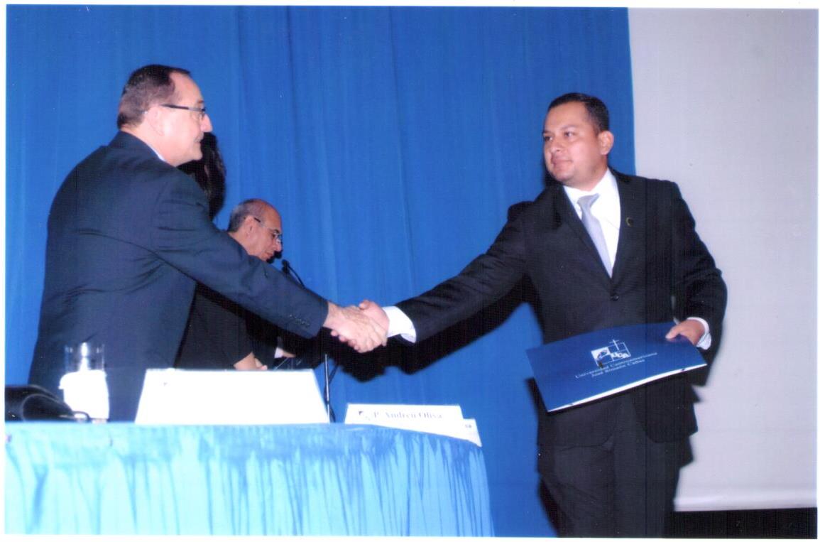 Pedro recibe su título como Licenciado en Negocios Agroindustriales de la Universidad Centroamericana "José Simeón Cañas" (UCA).