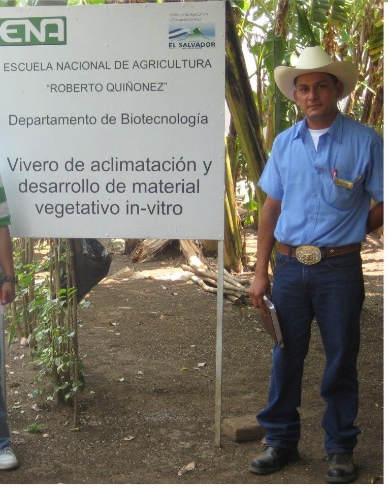 Pedro durante su época como estudiante de la Escuela Nacional de Agricultura y Ganadería de El Salvador, donde siempre destacó gracias a su dedicación y buen desempeño en campo.