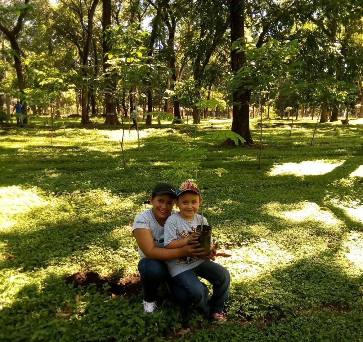 Roxana y su hijo comparten el amor por la naturaleza, y cada año participan en la campaña de reforestación de CASSA "Date un respiro, sembrá un árbol"