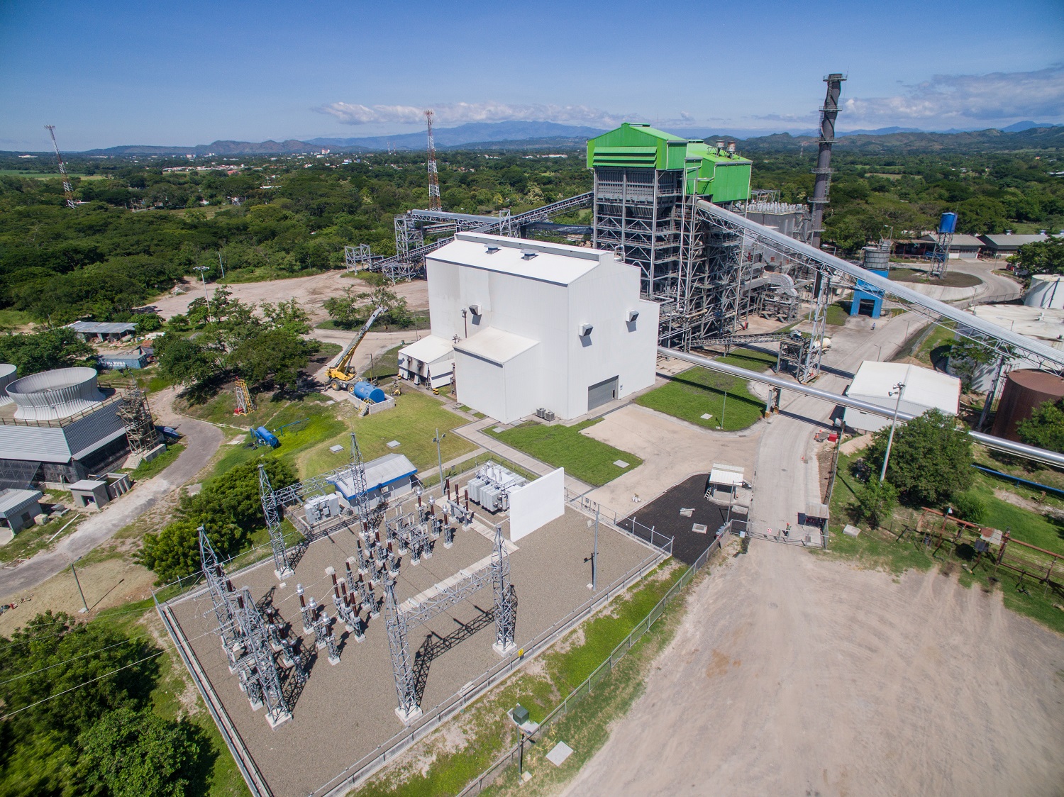Paralelo a la producción de azúcar, Grupo CASSA ilumina más de 200 mil hogares con la generación de energía renovable.
